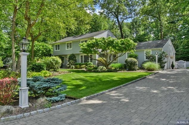 6 Deerfield Ter, Mahwah, NJ 07430-2821