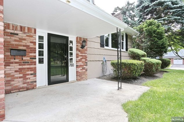 780 Flint Pl, Paramus, NJ 07652
