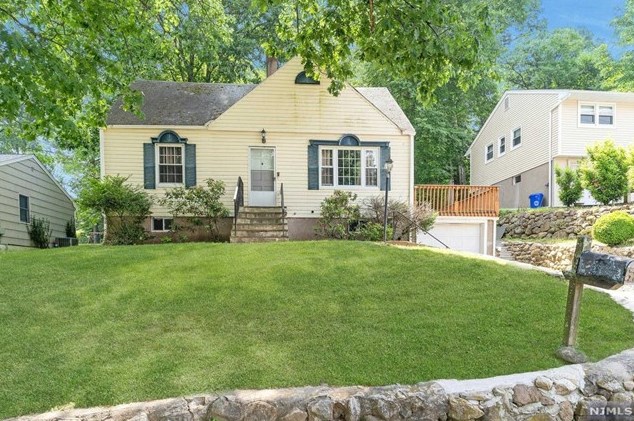 52 Iroquois Ave, Oakland, NJ 07436