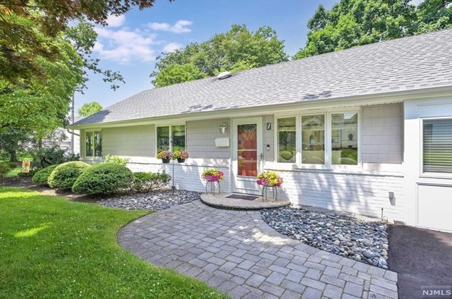 1 Van Horn St, Demarest, NJ 07627-1908
