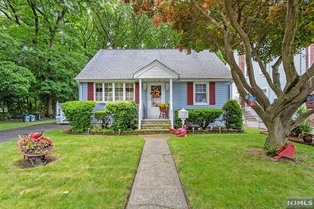 274 Falmouth Ave, Elmwood Park, NJ 07407