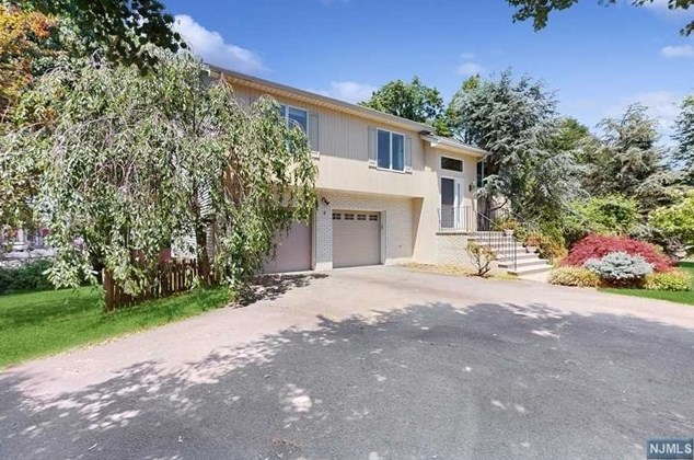 2 Fielding Terrace, Paramus, NJ 07652