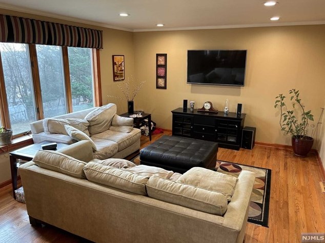 12 Clinton Ln, Wayne, NJ 07470-3829