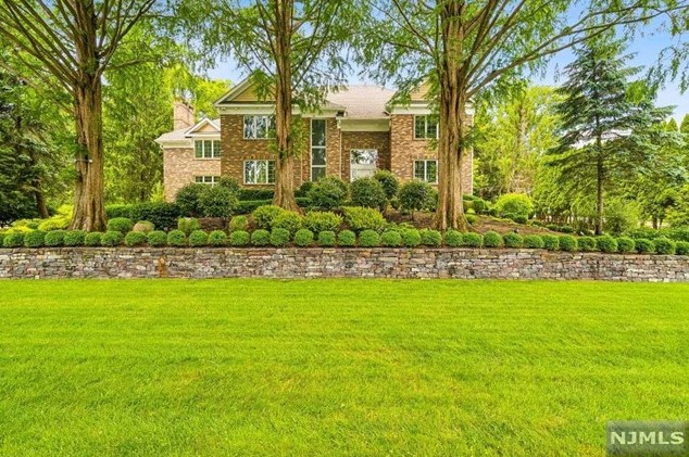 30 Sunflower Dr, Upper Saddle River, NJ 07458-2041