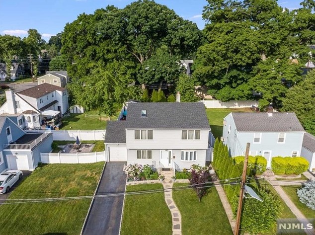 11 Florence Pl, Elmwood Park, NJ 07407-3023