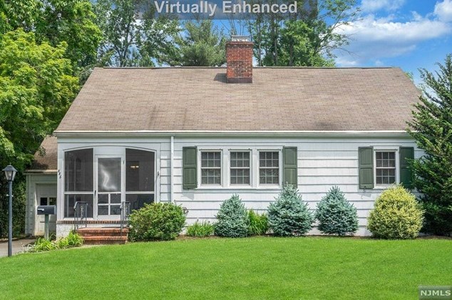586 Overlook Dr, Wyckoff, NJ 07481-1308