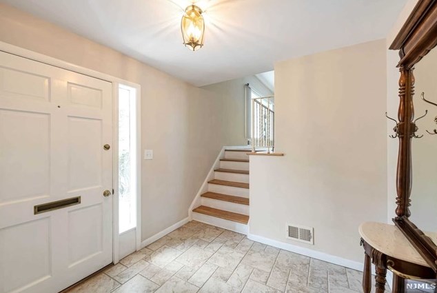 42 Hampshire Rd, Midland Pk, NJ 07432-1214