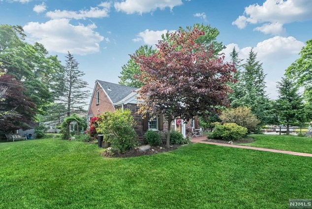 421 Tappan Rd, Rockleigh, NJ 07647-1527
