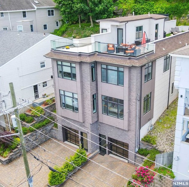 558 Undercliff Ave #b, Edgewater, NJ 07020