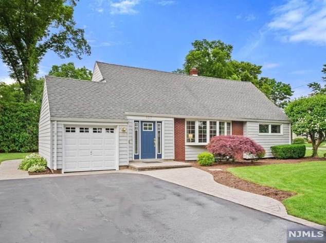 537 Harristown Rd, Ridgewood, NJ 07452-3406