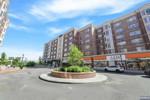 3107 City Pl, Edgewater, NJ 07020