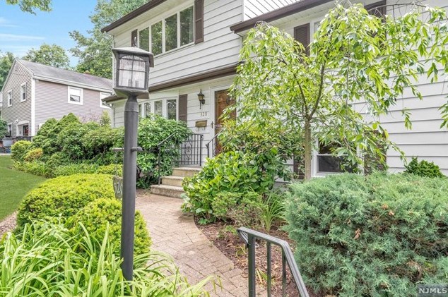 320 Spencer Pl, Paramus, NJ 07652