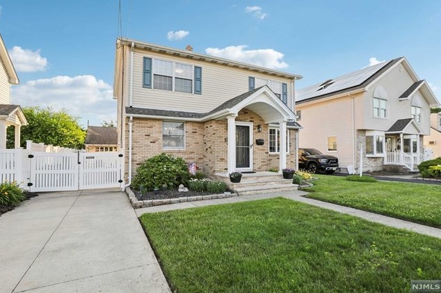 579 Ash Ave, Saddle Brook, NJ 07663-4902