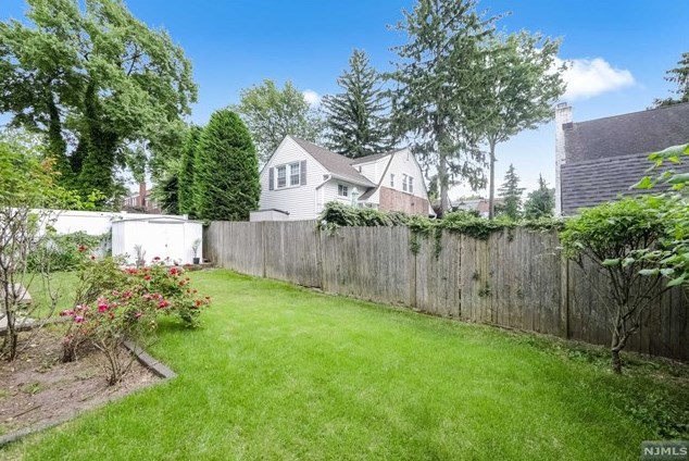 614 Maple Ave, Teaneck NJ 07666-1833 exterior