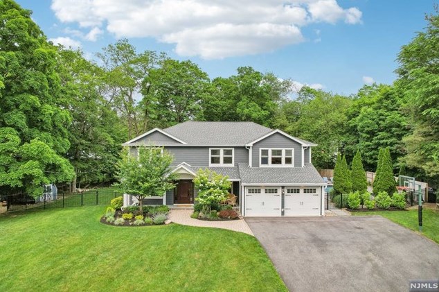 8 Hopi Ct, Oakland, NJ 07436-3717
