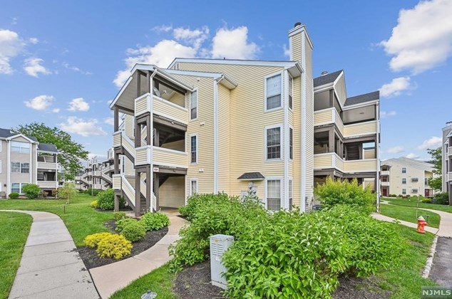 531 Clubhouse Ct, Union Center, NJ 07083-8780