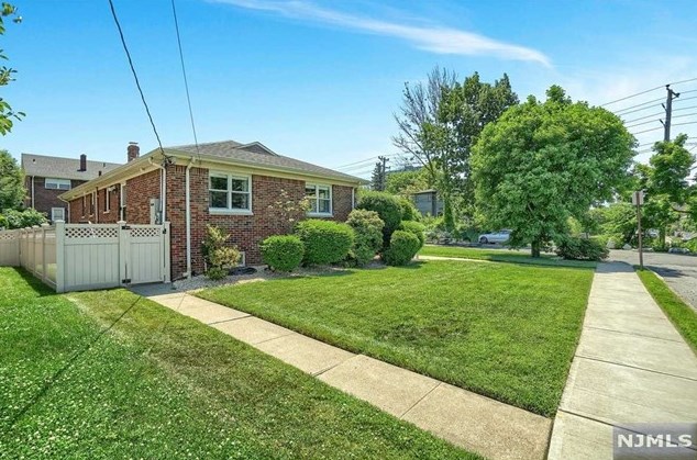 1002 Glen Rd, West Fort Lee, NJ 07024