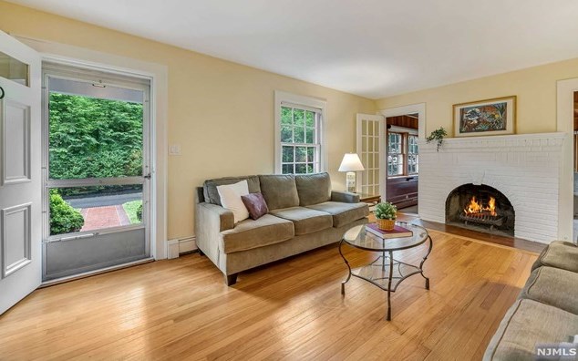 96 Washington Ave, Hillsdale, NJ 07642-2837