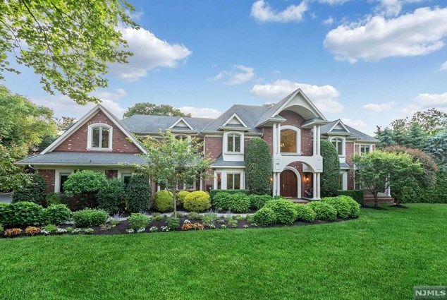 108 Garden Ct, Franklin Lakes, NJ 07417