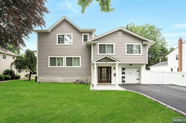 30 Hemlock Dr, Paramus, NJ 07652-3312