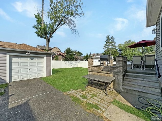 32 Terrace Ave, Rochelle Park, NJ 07662-3909