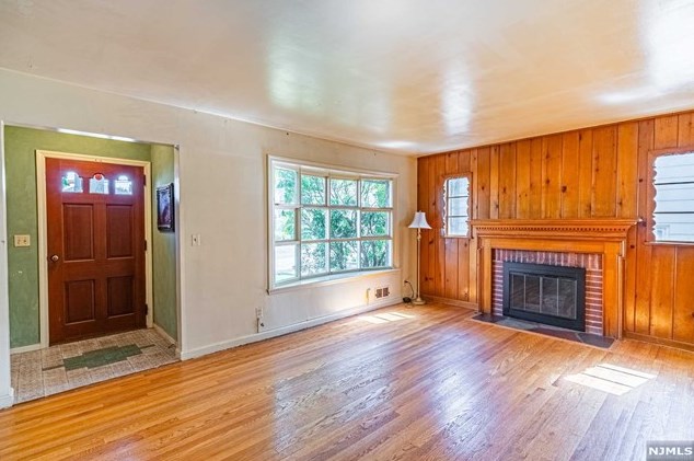 212 Hillside Ave, Bergenfield, NJ 07621