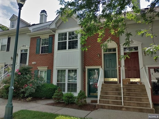 1052 Chedworth Cir, Mahwah, NJ 07430