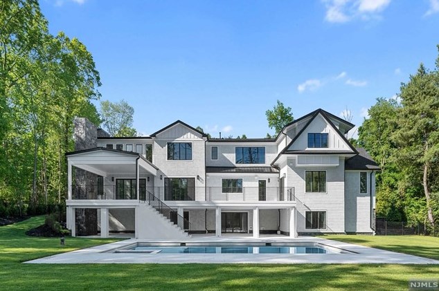 17 Harvey Ln, Upper Saddle River, NJ 07458