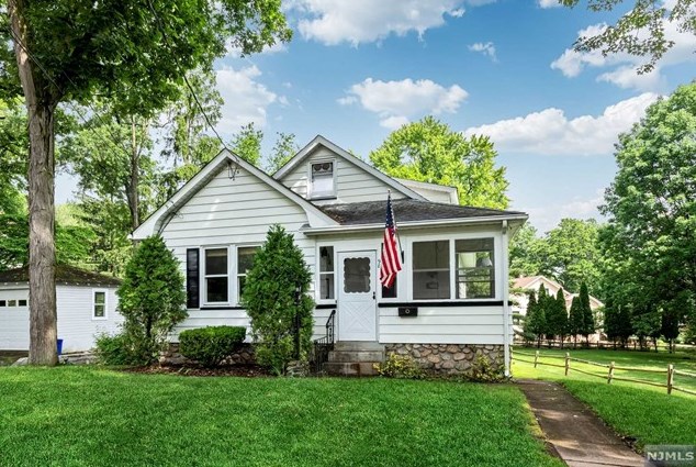 98 Sicomac Ave, Midland Pk, NJ 07432-1756