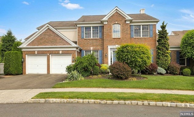 8 Commanders Ct, Paterson, NJ 07512