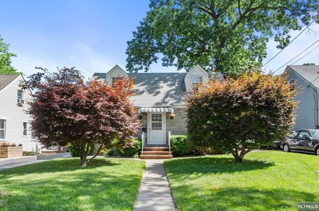 23 Columbus Ave, Hasbrouck Heights, NJ 07604-1022