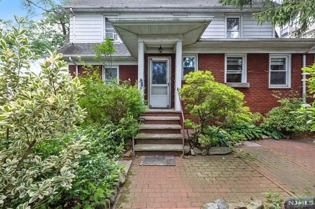 135 Maple St, Rutherford NJ  07070-1718 exterior