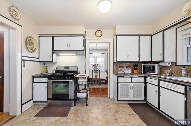 135 Maple St, Rutherford NJ  07070-1718 exterior