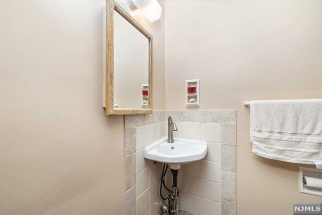 135 Maple St, Rutherford NJ  07070-1718 exterior