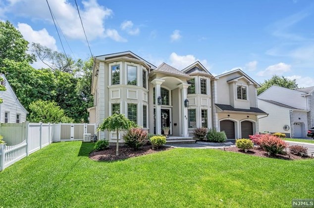 80 Birchwood Rd, Paramus, NJ 07652-1930