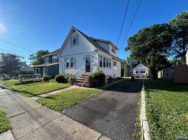 27 Bilton St, Teaneck, NJ 07666-3721