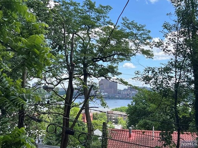 7 Old Wood Rd, Edgewater NJ  07020-1212 exterior