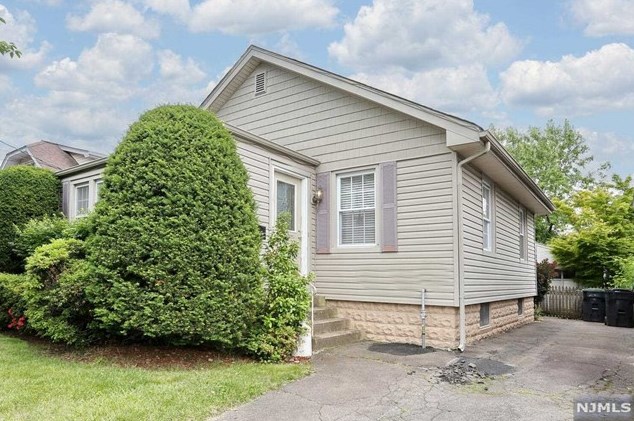 114 Harcourt Ave, Bergenfield, NJ 07621