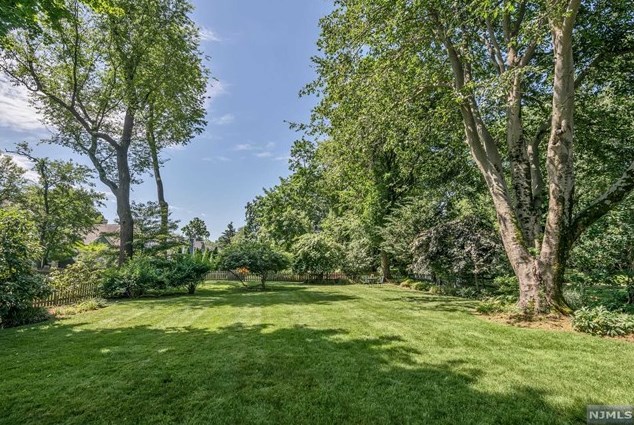 656 Sherwood Rd, Ho Ho Kus, NJ 07423-1516