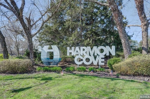 18 Marina Ky, Secaucus NJ  07094-2205 exterior