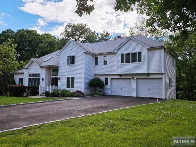11 Fox Hill Dr, Wayne, NJ 07470-2539