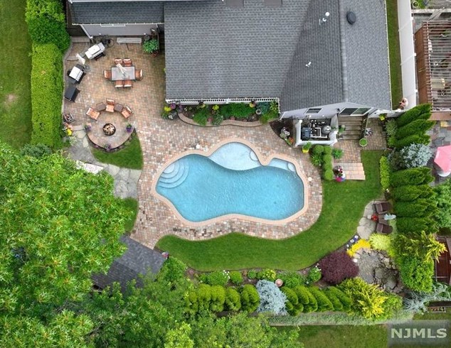 243 N Farview Ave, Paramus, NJ 07652