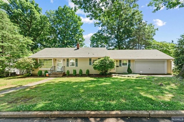 196 Raymond St, Hillsdale, NJ 07642