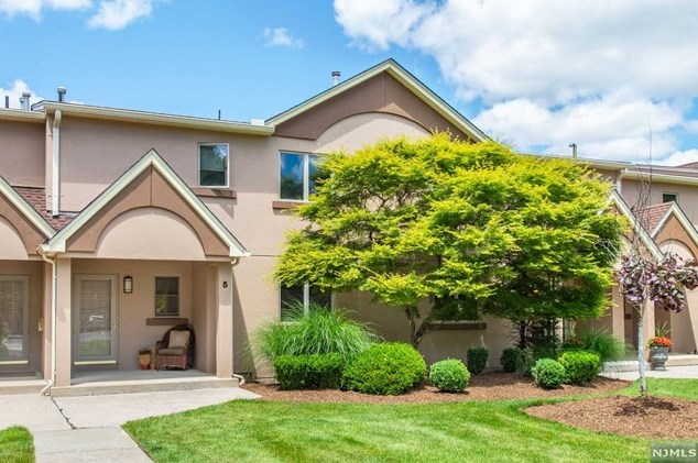 5 Rio Vista Dr, Allendale, NJ 07401-1634