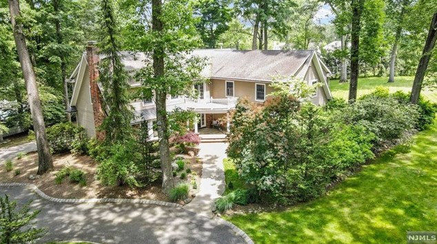 97 Locust Ln, Upper Saddle River, NJ 07458