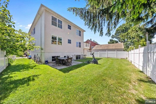 351 Lewandowski St, Lyndhurst NJ  07071-2506 exterior