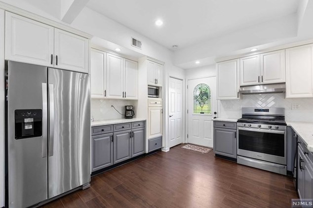 270 Baldwin Ave, Hasbrouck Heights NJ 07604-2301 exterior