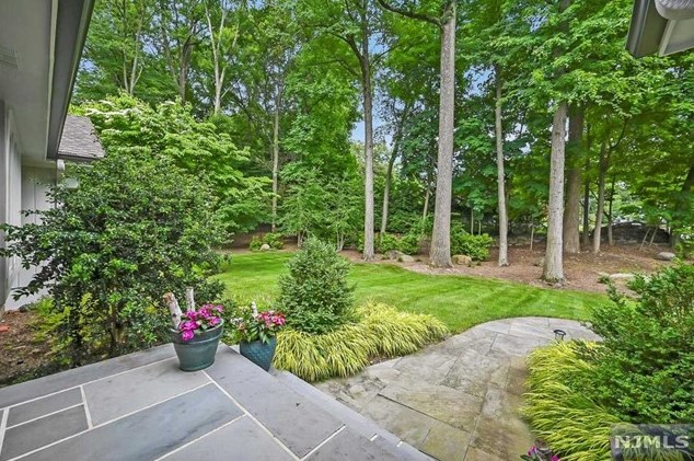 2 Albert Rd, Allendale, NJ 07401