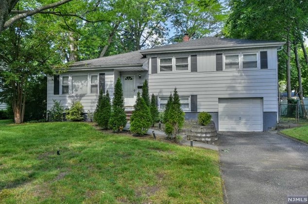 735 Bush Pl, Paramus, NJ 07652-4005