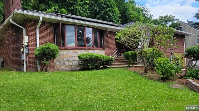 468 Oak St, Ridgefield, NJ 07657-2731